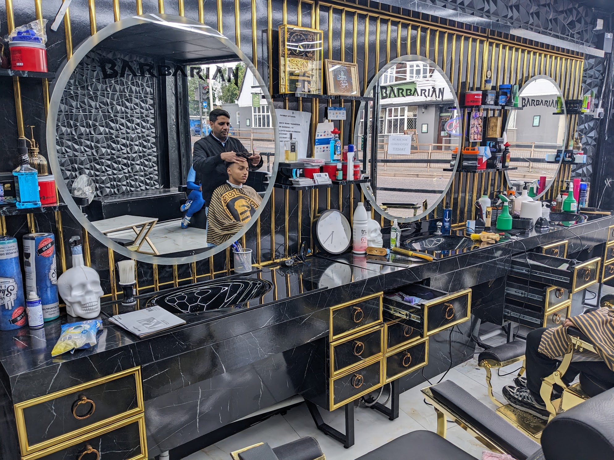 SR Barbers — styling station